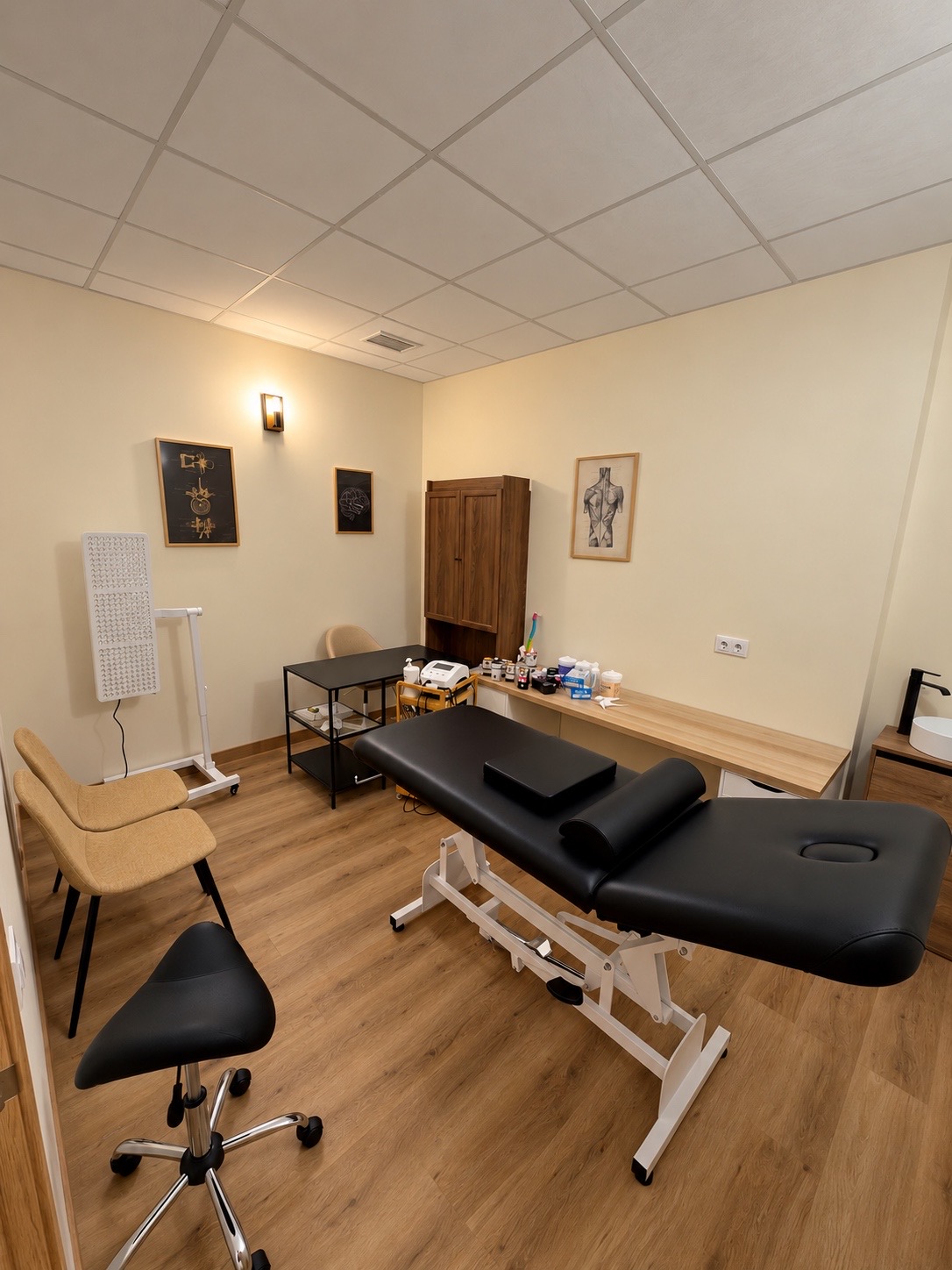 Sala real de fisioterapia de BOX55 con camilla y material de tratamiento